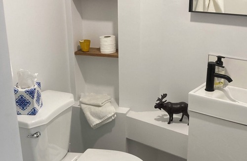 Nelson Apartment | Natural Nook by Nelson lakeside park. Downtown walkable and pet friendly!
