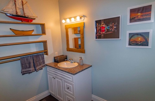 Yarmouth House | Nautical Themed one bedroom fully equipped apartment.
