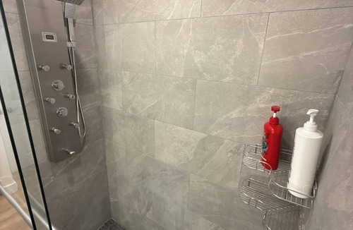 Ottawa Division House | nClean renovated room Just 5 minutes away from Ottawa airport.