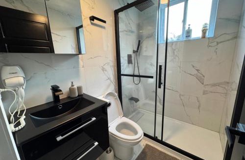 Cote-Des-Neiges—Notre-Dame-De-Grace Apartment | NDG Dreams! New & Modern 3BR Easy City Life