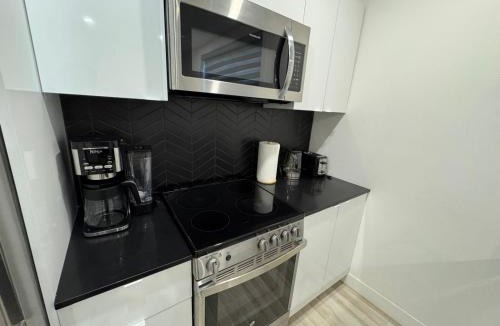 Cote-Des-Neiges—Notre-Dame-De-Grace Apartment | NDG Dreams! New & Modern 3BR Easy City Life