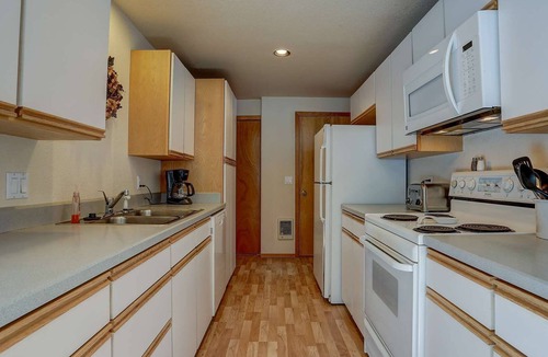 Three Rivers House | Near Sunriver! Discount for Extended Stay, Bikes & Ping Pong, Patio w/ Grill, Close to Golf & Skiing