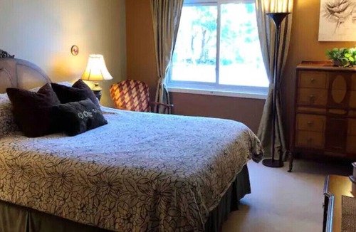 London Apartment | Nestled in nature; 2BD apt. in artist & writer's home
