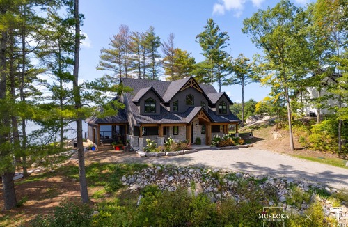 Georgian Bay House | Nestled on the picturesque shores of Gloucester Pool.