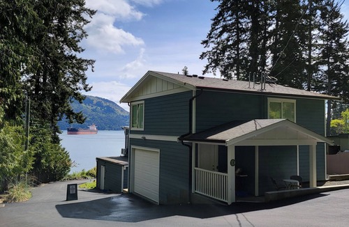 Cowichan Bay Apartment | New 1 Bedroom Apt with Oceanview Hot Tub