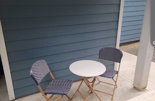 Cowichan Bay Apartment | New 1 Bedroom Apt with Oceanview Hot Tub