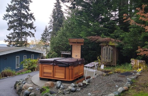 Cowichan Bay Apartment | New 1 Bedroom Apt with Oceanview Hot Tub