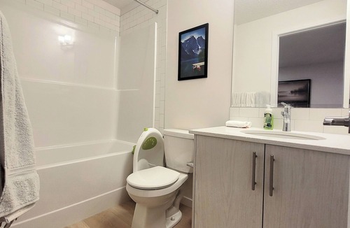 Southwest Edmonton Apartment | New 2Beds Suite - Close to Airport -Baby Friendly