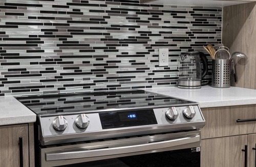Evanston House | NEW! 2BR Private Suite, FREE Banff Pass, Netflix!