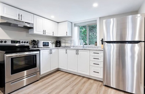 Barrie House | New 3BR Coach House | Near Beach & Downtown