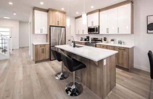 Lynnwood Ridge House | NEW! 3BR Family w Yard - Sleeps 8, FREE Banff Pass, Wine, Netflix & Parking! LARGE GROUP OPTION, ASK US!