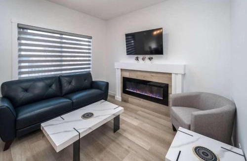 Lynnwood Ridge House | NEW! 3BR Family w Yard - Sleeps 8, FREE Banff Pass, Wine, Netflix & Parking! LARGE GROUP OPTION, ASK US!