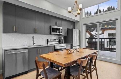 Harvie Heights Apartment | NEW 3BR HotTub-MTN View-Deck-BBQ