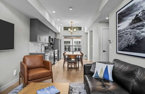 Harvie Heights Apartment | NEW 3BR HotTub-MTN View-Deck-BBQ