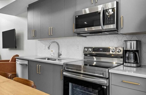 Harvie Heights Apartment | NEW 3BR HotTub-MTN View-Deck-BBQ