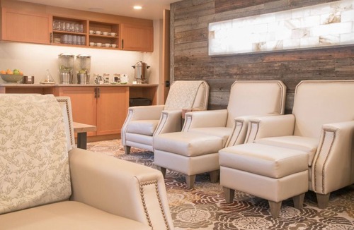 Banff Apartment | New Accessible Room, 1 Minute from Banff Centre!