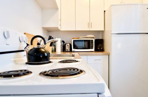 Moose Jaw Apartment | NEW Affordable Studio, perfect for work travellers, Smart TV, Parking, WiFi
