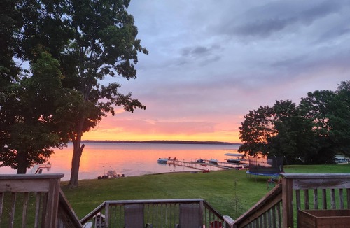 Cumberland Beach Cottage | New and Cozy Lakefront cottage under 1.5hr North of Toronto. Kid-Friendlyn