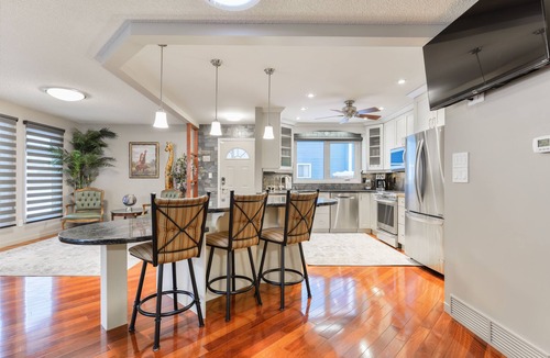 West Edmonton House | 🔥NEW ⭐️BEST TODAY⭐️ 4 Bedroom up to 8 people Home Close to WEM!