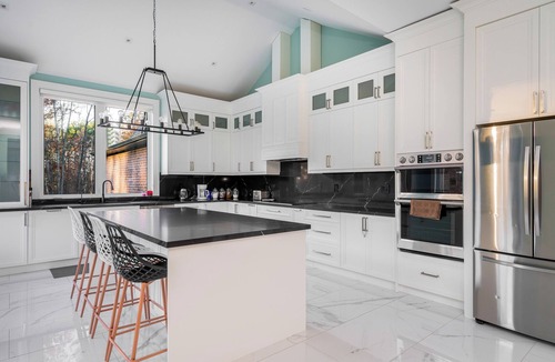 Bluewater Beach House | *NEW* Breathtaking Estate in Tiny | Hot tub | Pool | Sleeps 22+ | Beach Nearby