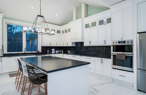 Bluewater Beach House | *NEW* Breathtaking Estate in Tiny | Hot tub | Pool | Sleeps 22+ | Beach Nearby