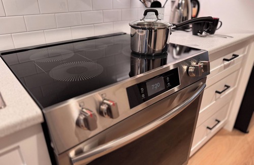 Saanich West Apartment | New! Bright 1BR Near VGH – Private, Central location, Pet Friendly