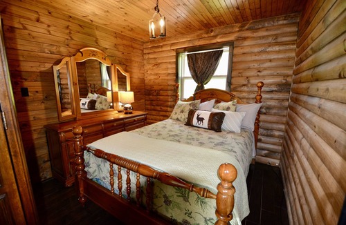 Red Bank Cabin | NEW Cast Away Grand Lodge. 4 - Bedroom with Hot Tub