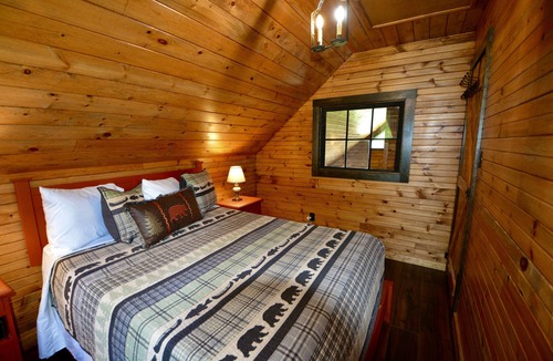 Red Bank Cabin | NEW Cast Away Grand Lodge. 4 - Bedroom with Hot Tub