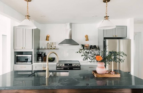 Carrying Place Cottage | NEW Century Home w Hot Tub