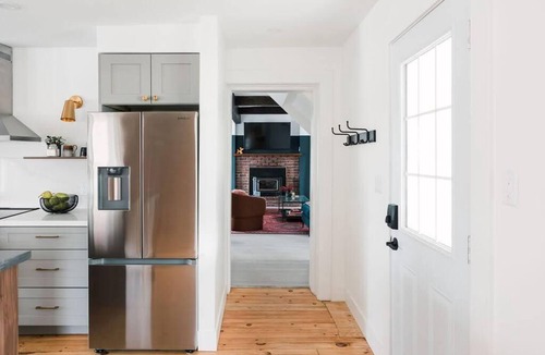 Carrying Place Cottage | NEW Century Home w Hot Tub
