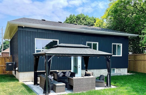 Bowmanville House | New Chic Bespoke 4BR Home w/ Private Backyard & Gazebo