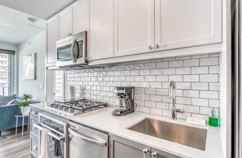 Sunnyside Condo | New Chic Condo in Unbeatable Location! + Parking!