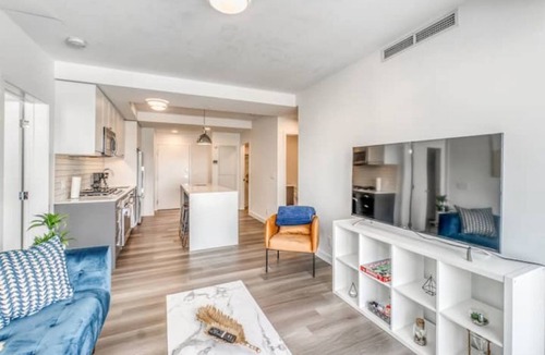 Sunnyside Condo | New Chic Condo in Unbeatable Location! + Parking!