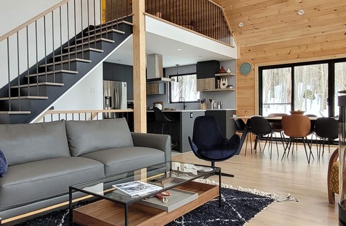 Lac Superieur Village Ski Chalet | New, cozy, modern, access to lake, kayaks, pool, tennis.