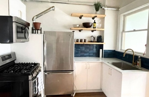 Marpole Apartment | *New* cute & charming sleeps 6 in South Van