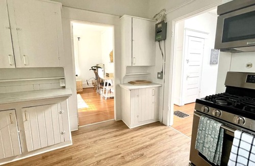 Marpole Apartment | *New* cute & charming sleeps 6 in South Van