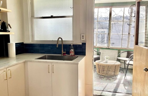 Marpole Apartment | *New* cute & charming sleeps 6 in South Van
