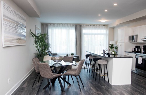 Carleton Place House | New Elegant & Stunning Townhome - 7 min from beach!