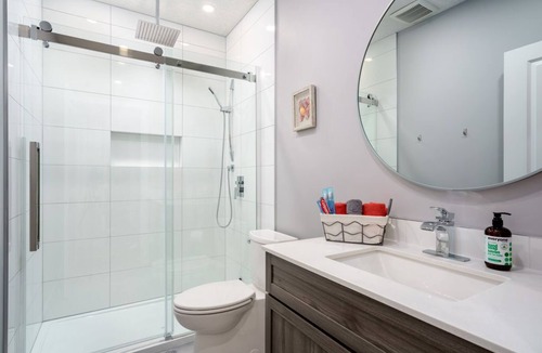 Evanston House | New Entire Basement/King Bed/AC/Mountains and YYC