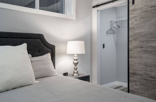 Evanston House | New Entire Basement/King Bed/AC/Mountains and YYC