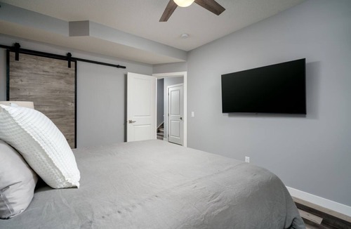 Evanston House | New Entire Basement/King Bed/AC/Mountains and YYC