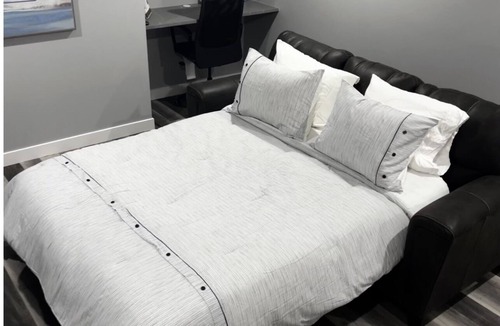 Evanston House | New Entire Basement/King Bed/AC/Mountains and YYC