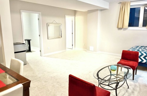 Ottawa Division House | New Entire Upper level basement suite. Bright and spacious. Pet friendly.