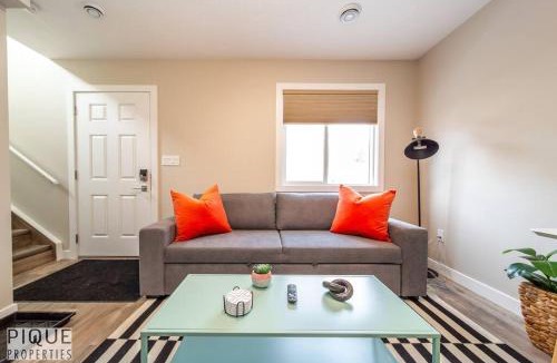Old Strathcona Apartment | NEW, Euro-Style Suite, Whyte Avenue, AC, Netflix, Sleeps 6!