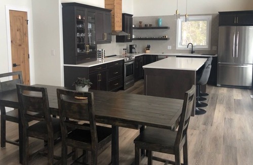 Wasagaming Cabin | New gorgeous 3 bedroom cabin! Walk to Clear Lake!