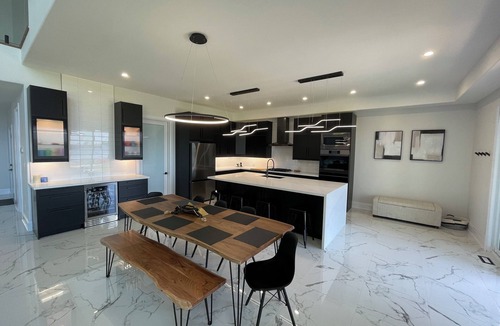 Victoria Harbour House | New home|Hot tub|Private beach|Lake front
