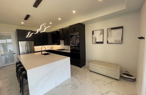 Victoria Harbour House | New home|Hot tub|Private beach|Lake front