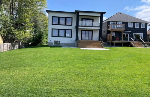 Victoria Harbour House | New home|Hot tub|Private beach|Lake front