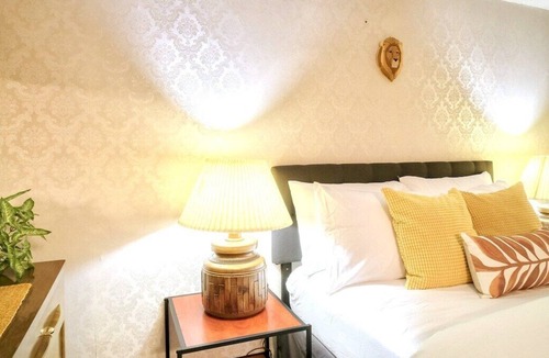 Brentwood House | New King Bed |Vintage Oasis |Secure Parking | WIFI