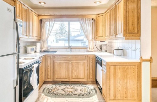 Brentwood House | New King Bed |Vintage Oasis |Secure Parking | WIFI